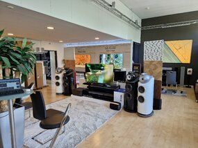 Neben den TVs haben wir auch eine reichhaltige Auswahl an Lautsprechern. Neben den TVs haben wir auch eine reichhaltige Auswahl an Lautsprechern.