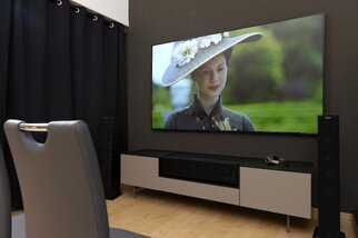Sony Ultrakurzdistanz Projektor im Wohnzimmer Sony Ultrakurzdistanz Projektor im Wohnzimmer